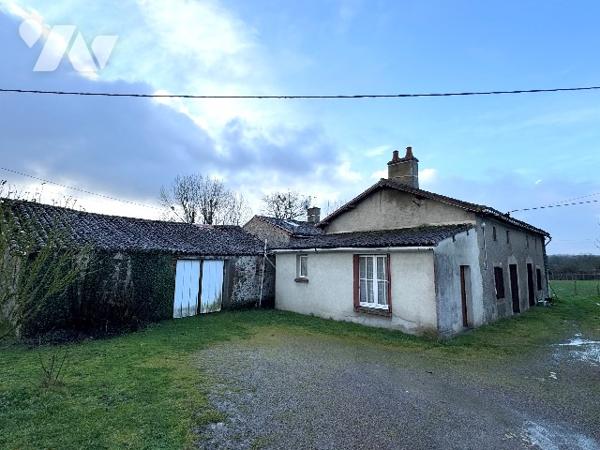 Maison à rénover entièrement dans un environnement calme, près de BRESSUIRE