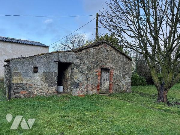 Maison à rénover entièrement dans un environnement calme, près de BRESSUIRE