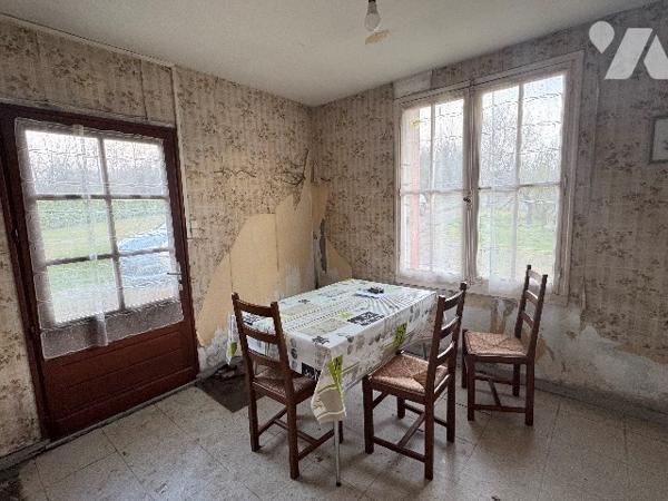 Maison à rénover entièrement dans un environnement calme, près de BRESSUIRE