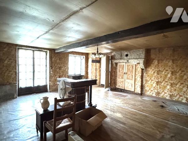 Maison à rénover entièrement dans un environnement calme, près de BRESSUIRE