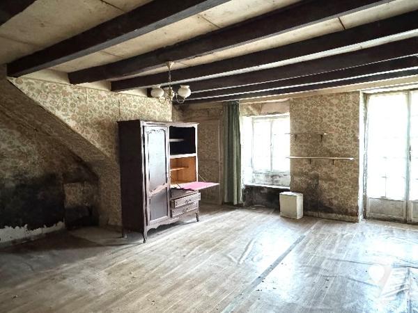 Maison à rénover entièrement dans un environnement calme, près de BRESSUIRE