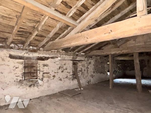 Maison à rénover entièrement dans un environnement calme, près de BRESSUIRE