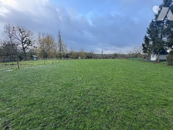 Maison à rénover entièrement dans un environnement calme, près de BRESSUIRE