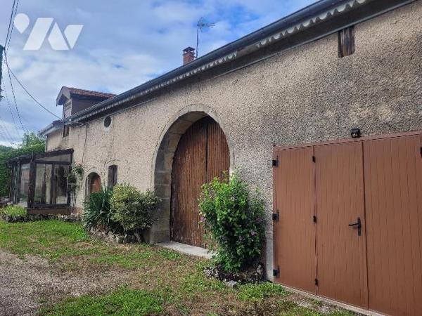 Venez découvrir cette maison de village avec nombreuses dépendances.