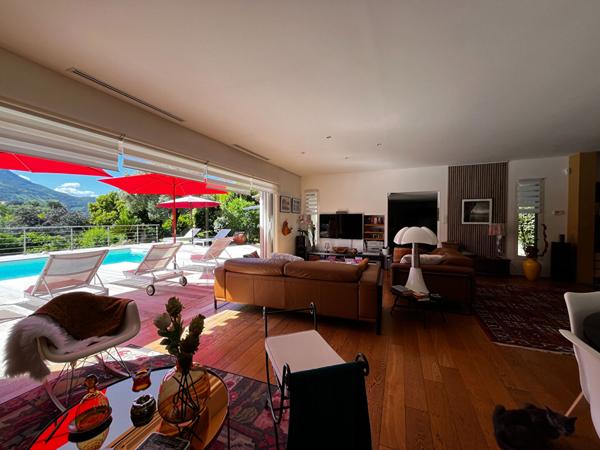 A VENDRE UNE MAISON DE TYPE 4  DE 170 M2  ET UNE MAISON DE 100 m2 SUR 3000 M2 DE TERRAIN PISCINE 20000 AJACCIO