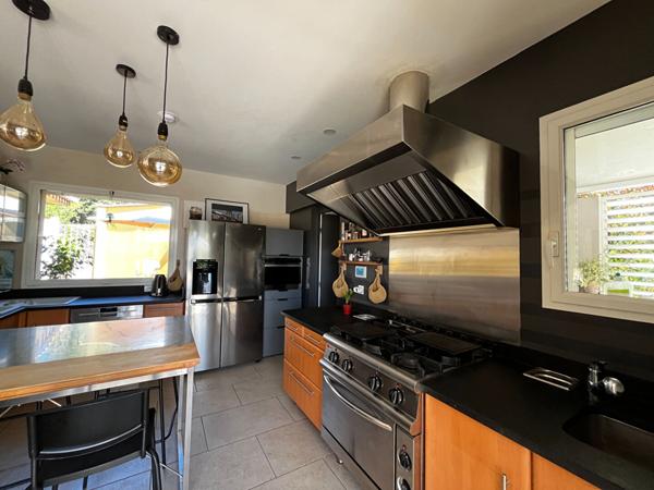 A VENDRE UNE MAISON DE TYPE 4  DE 170 M2  ET UNE MAISON DE 100 m2 SUR 3000 M2 DE TERRAIN PISCINE 20000 AJACCIO