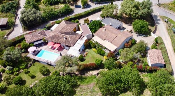 A VENDRE UNE MAISON DE TYPE 4  DE 170 M2  ET UNE MAISON DE 100 m2 SUR 3000 M2 DE TERRAIN PISCINE 20000 AJACCIO