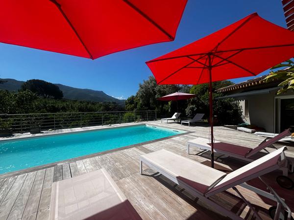 A VENDRE UNE MAISON DE TYPE 4  DE 170 M2  ET UNE MAISON DE 100 m2 SUR 3000 M2 DE TERRAIN PISCINE 20000 AJACCIO