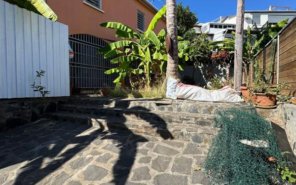 Immeuble à vendre    8 pièces •  Koungou