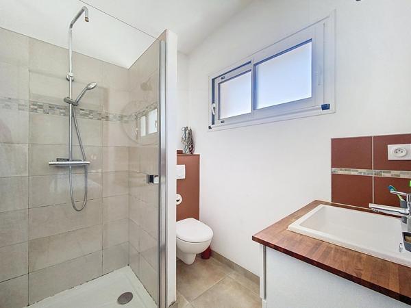 Ambarès centre - Maison 3 chambres rénovée, garage et jardin paysagé