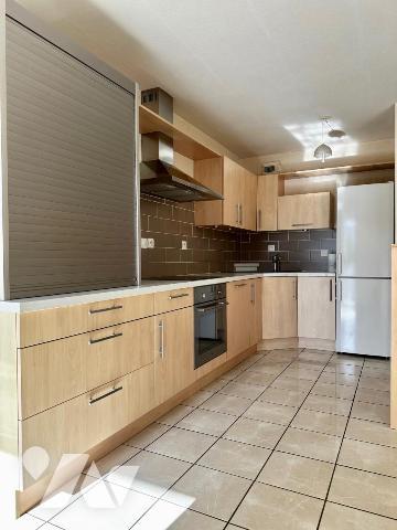 Appartement avec une terrasse, un garage et d'une place de parking.