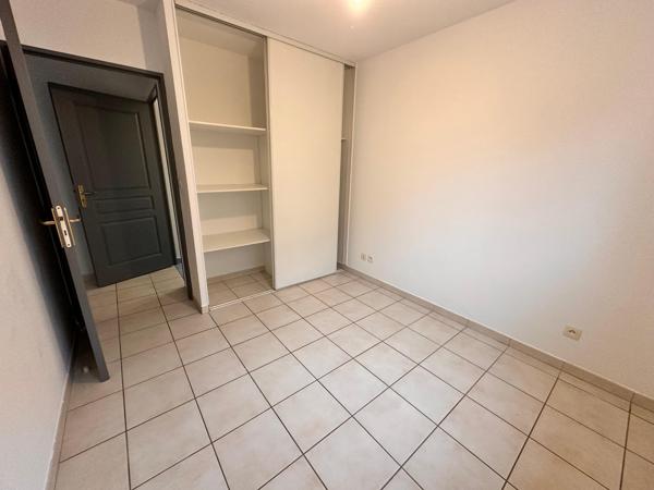 T3 RENOVE AVEC TERRASSE PLACE DE PARKING ET PISCINE ...