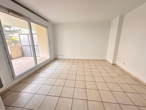 T3 RENOVE AVEC TERRASSE PLACE DE PARKING ET PISCINE ...