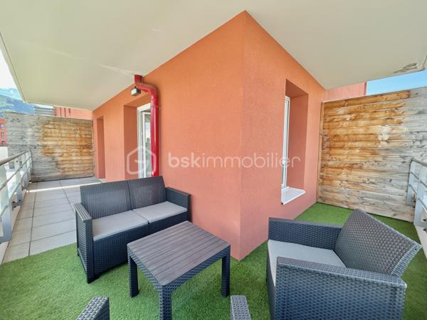 En exclusivité T2 lumineux avec grande terrasse et Garage — Secteur centre de La Ravoire.
Venez découvrir ce beau T2 situé dans une petite copropriété récente et sécurisée, au cœur du centre de la ravoire.
L'appartement bénéficie d'une belle luminosité et d'une grande terrasse de 18 m².
Il se compose d'une agréable pièce de vie de 27 m² avec cuisine ouverte entièrement équipée, d'une chambre, d'une cave et d'une salle d'eau avec douche à l'italienne.
Le chauffage individuel au gaz vous garantit une maîtrise des consommations.
Côté annexes, vous disposerez d'une cave équipée d'un éclairage, d'un local vélo commun, ainsi que d'un garage :
Une vue complètement dégagée sur la croix du nivolet. Charges de copropriété estimées à 1432€/an, comprenant l'entretien des parties communes, l'électricité des communs et les frais de gestion courante de la résidence.

Les atouts :
- Faible, charge de copropriété
- Appartement lumineux, fonctionnel et spacieux
- Grande terrasse 18m2
- Un Garage 
- Bon rendement locatif pour investissement
- Quartier récent, centre ville de la ravoire et agréable à vivre
- Commerces à 1 minutes a pied
- DPE C

Contactez-moi dès maintenant pour plus d'informations, des photos complémentaires ou organiser une visite.
Un bien rare dans ce secteur, idéal pour un premier achat ou un investissement locatif réussi.