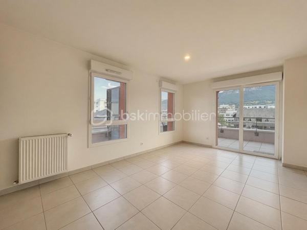 En exclusivité T2 lumineux avec grande terrasse et Garage — Secteur centre de La Ravoire.
Venez découvrir ce beau T2 situé dans une petite copropriété récente et sécurisée, au cœur du centre de la ravoire.
L'appartement bénéficie d'une belle luminosité et d'une grande terrasse de 18 m².
Il se compose d'une agréable pièce de vie de 27 m² avec cuisine ouverte entièrement équipée, d'une chambre, d'une cave et d'une salle d'eau avec douche à l'italienne.
Le chauffage individuel au gaz vous garantit une maîtrise des consommations.
Côté annexes, vous disposerez d'une cave équipée d'un éclairage, d'un local vélo commun, ainsi que d'un garage :
Une vue complètement dégagée sur la croix du nivolet. Charges de copropriété estimées à 1432€/an, comprenant l'entretien des parties communes, l'électricité des communs et les frais de gestion courante de la résidence.

Les atouts :
- Faible, charge de copropriété
- Appartement lumineux, fonctionnel et spacieux
- Grande terrasse 18m2
- Un Garage 
- Bon rendement locatif pour investissement
- Quartier récent, centre ville de la ravoire et agréable à vivre
- Commerces à 1 minutes a pied
- DPE C

Contactez-moi dès maintenant pour plus d'informations, des photos complémentaires ou organiser une visite.
Un bien rare dans ce secteur, idéal pour un premier achat ou un investissement locatif réussi.
