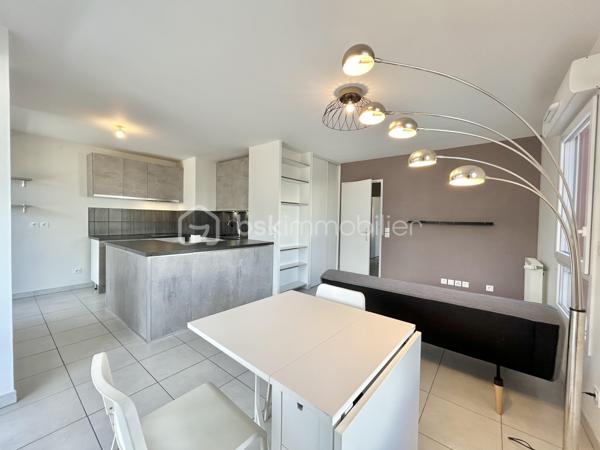 En exclusivité T2 lumineux avec grande terrasse et Garage — Secteur centre de La Ravoire.
Venez découvrir ce beau T2 situé dans une petite copropriété récente et sécurisée, au cœur du centre de la ravoire.
L'appartement bénéficie d'une belle luminosité et d'une grande terrasse de 18 m².
Il se compose d'une agréable pièce de vie de 27 m² avec cuisine ouverte entièrement équipée, d'une chambre, d'une cave et d'une salle d'eau avec douche à l'italienne.
Le chauffage individuel au gaz vous garantit une maîtrise des consommations.
Côté annexes, vous disposerez d'une cave équipée d'un éclairage, d'un local vélo commun, ainsi que d'un garage :
Une vue complètement dégagée sur la croix du nivolet. Charges de copropriété estimées à 1432€/an, comprenant l'entretien des parties communes, l'électricité des communs et les frais de gestion courante de la résidence.

Les atouts :
- Faible, charge de copropriété
- Appartement lumineux, fonctionnel et spacieux
- Grande terrasse 18m2
- Un Garage 
- Bon rendement locatif pour investissement
- Quartier récent, centre ville de la ravoire et agréable à vivre
- Commerces à 1 minutes a pied
- DPE C

Contactez-moi dès maintenant pour plus d'informations, des photos complémentaires ou organiser une visite.
Un bien rare dans ce secteur, idéal pour un premier achat ou un investissement locatif réussi.