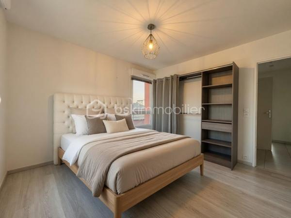En exclusivité T2 lumineux avec grande terrasse et Garage — Secteur centre de La Ravoire.
Venez découvrir ce beau T2 situé dans une petite copropriété récente et sécurisée, au cœur du centre de la ravoire.
L'appartement bénéficie d'une belle luminosité et d'une grande terrasse de 18 m².
Il se compose d'une agréable pièce de vie de 27 m² avec cuisine ouverte entièrement équipée, d'une chambre, d'une cave et d'une salle d'eau avec douche à l'italienne.
Le chauffage individuel au gaz vous garantit une maîtrise des consommations.
Côté annexes, vous disposerez d'une cave équipée d'un éclairage, d'un local vélo commun, ainsi que d'un garage :
Une vue complètement dégagée sur la croix du nivolet. Charges de copropriété estimées à 1432€/an, comprenant l'entretien des parties communes, l'électricité des communs et les frais de gestion courante de la résidence.

Les atouts :
- Faible, charge de copropriété
- Appartement lumineux, fonctionnel et spacieux
- Grande terrasse 18m2
- Un Garage 
- Bon rendement locatif pour investissement
- Quartier récent, centre ville de la ravoire et agréable à vivre
- Commerces à 1 minutes a pied
- DPE C

Contactez-moi dès maintenant pour plus d'informations, des photos complémentaires ou organiser une visite.
Un bien rare dans ce secteur, idéal pour un premier achat ou un investissement locatif réussi.