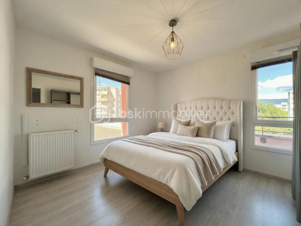 En exclusivité T2 lumineux avec grande terrasse et Garage — Secteur centre de La Ravoire.
Venez découvrir ce beau T2 situé dans une petite copropriété récente et sécurisée, au cœur du centre de la ravoire.
L'appartement bénéficie d'une belle luminosité et d'une grande terrasse de 18 m².
Il se compose d'une agréable pièce de vie de 27 m² avec cuisine ouverte entièrement équipée, d'une chambre, d'une cave et d'une salle d'eau avec douche à l'italienne.
Le chauffage individuel au gaz vous garantit une maîtrise des consommations.
Côté annexes, vous disposerez d'une cave équipée d'un éclairage, d'un local vélo commun, ainsi que d'un garage :
Une vue complètement dégagée sur la croix du nivolet. Charges de copropriété estimées à 1432€/an, comprenant l'entretien des parties communes, l'électricité des communs et les frais de gestion courante de la résidence.

Les atouts :
- Faible, charge de copropriété
- Appartement lumineux, fonctionnel et spacieux
- Grande terrasse 18m2
- Un Garage 
- Bon rendement locatif pour investissement
- Quartier récent, centre ville de la ravoire et agréable à vivre
- Commerces à 1 minutes a pied
- DPE C

Contactez-moi dès maintenant pour plus d'informations, des photos complémentaires ou organiser une visite.
Un bien rare dans ce secteur, idéal pour un premier achat ou un investissement locatif réussi.