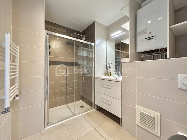 En exclusivité T2 lumineux avec grande terrasse et Garage — Secteur centre de La Ravoire.
Venez découvrir ce beau T2 situé dans une petite copropriété récente et sécurisée, au cœur du centre de la ravoire.
L'appartement bénéficie d'une belle luminosité et d'une grande terrasse de 18 m².
Il se compose d'une agréable pièce de vie de 27 m² avec cuisine ouverte entièrement équipée, d'une chambre, d'une cave et d'une salle d'eau avec douche à l'italienne.
Le chauffage individuel au gaz vous garantit une maîtrise des consommations.
Côté annexes, vous disposerez d'une cave équipée d'un éclairage, d'un local vélo commun, ainsi que d'un garage :
Une vue complètement dégagée sur la croix du nivolet. Charges de copropriété estimées à 1432€/an, comprenant l'entretien des parties communes, l'électricité des communs et les frais de gestion courante de la résidence.

Les atouts :
- Faible, charge de copropriété
- Appartement lumineux, fonctionnel et spacieux
- Grande terrasse 18m2
- Un Garage 
- Bon rendement locatif pour investissement
- Quartier récent, centre ville de la ravoire et agréable à vivre
- Commerces à 1 minutes a pied
- DPE C

Contactez-moi dès maintenant pour plus d'informations, des photos complémentaires ou organiser une visite.
Un bien rare dans ce secteur, idéal pour un premier achat ou un investissement locatif réussi.