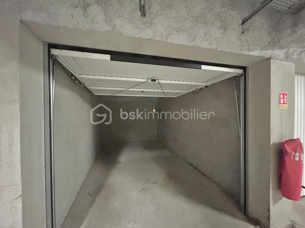 En exclusivité T2 lumineux avec grande terrasse et Garage — Secteur centre de La Ravoire.
Venez découvrir ce beau T2 situé dans une petite copropriété récente et sécurisée, au cœur du centre de la ravoire.
L'appartement bénéficie d'une belle luminosité et d'une grande terrasse de 18 m².
Il se compose d'une agréable pièce de vie de 27 m² avec cuisine ouverte entièrement équipée, d'une chambre, d'une cave et d'une salle d'eau avec douche à l'italienne.
Le chauffage individuel au gaz vous garantit une maîtrise des consommations.
Côté annexes, vous disposerez d'une cave équipée d'un éclairage, d'un local vélo commun, ainsi que d'un garage :
Une vue complètement dégagée sur la croix du nivolet. Charges de copropriété estimées à 1432€/an, comprenant l'entretien des parties communes, l'électricité des communs et les frais de gestion courante de la résidence.

Les atouts :
- Faible, charge de copropriété
- Appartement lumineux, fonctionnel et spacieux
- Grande terrasse 18m2
- Un Garage 
- Bon rendement locatif pour investissement
- Quartier récent, centre ville de la ravoire et agréable à vivre
- Commerces à 1 minutes a pied
- DPE C

Contactez-moi dès maintenant pour plus d'informations, des photos complémentaires ou organiser une visite.
Un bien rare dans ce secteur, idéal pour un premier achat ou un investissement locatif réussi.