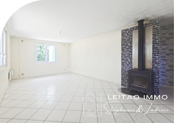 Maison de plain-pied entouré de bois