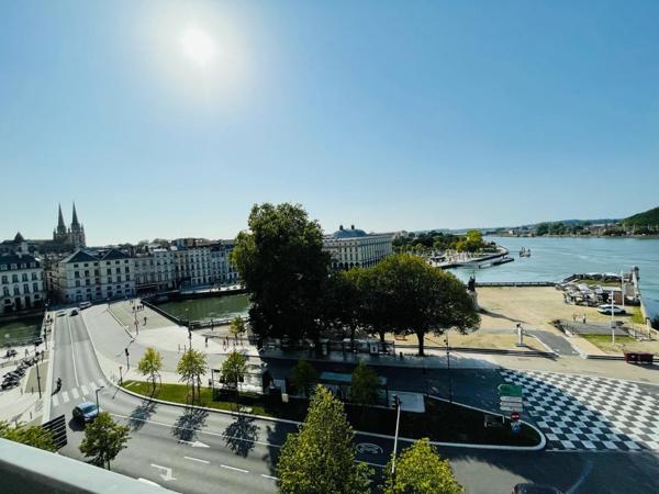 Bayonne centre-appartement T6 de 150m²-avec ascenseur au dernière étage, vue exceptionnelle dégagé sur l'Adour, plus une chambre indépendante de 19m².