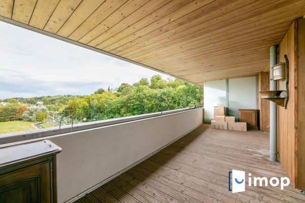 Grand 2 pièces avec vue dégagée et parking