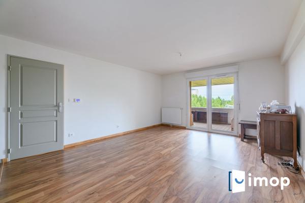 Grand 2 pièces avec vue dégagée et parking