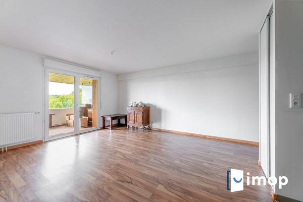 Grand 2 pièces avec vue dégagée et parking