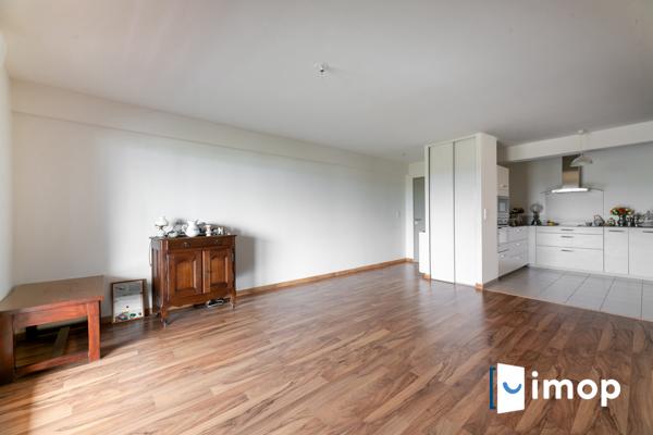 Grand 2 pièces avec vue dégagée et parking