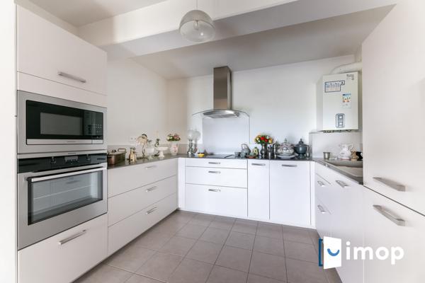 Grand 2 pièces avec vue dégagée et parking