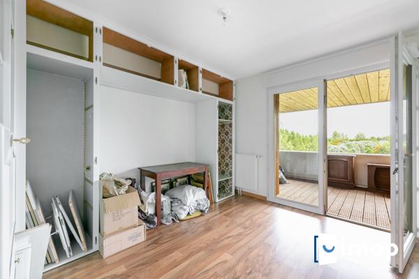 Grand 2 pièces avec vue dégagée et parking