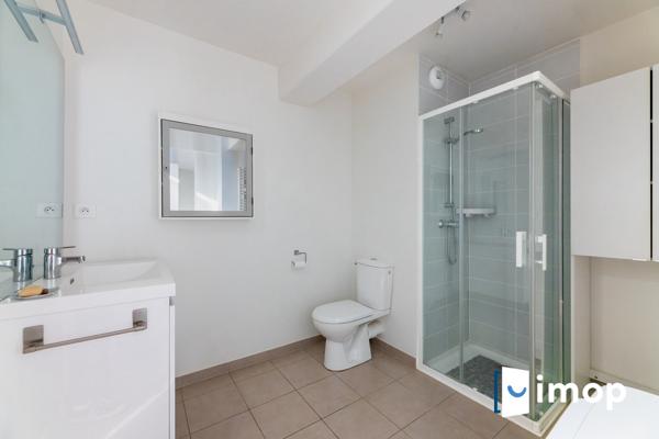 Grand 2 pièces avec vue dégagée et parking