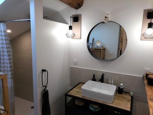 Le Thor (84250) Maison de village entièrement rénovée avec jardin