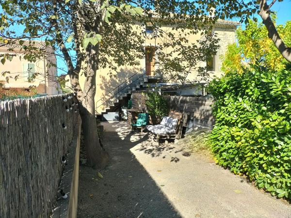 Le Thor (84250) Maison de village entièrement rénovée avec jardin