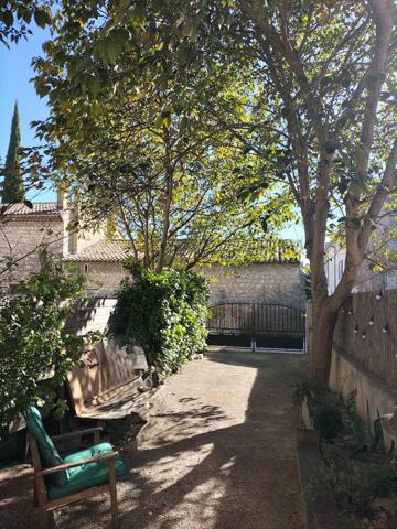 Le Thor (84250) Maison de village entièrement rénovée avec jardin