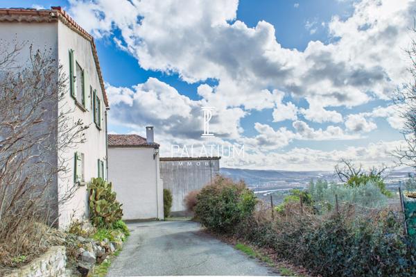Maison de village avec terrasse et garage