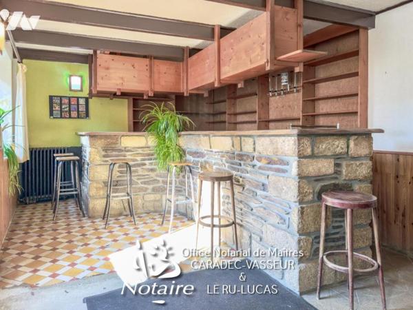 Commana - Ensemble immobilier à rénover comprenant ancien hôtel-restaurant et maison indépendante