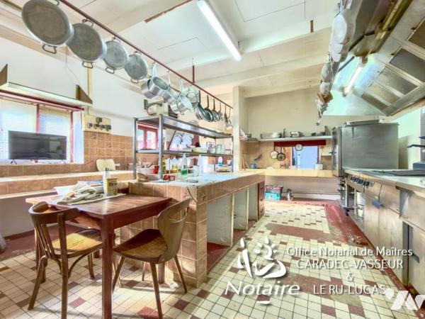 Commana - Ensemble immobilier à rénover comprenant ancien hôtel-restaurant et maison indépendante