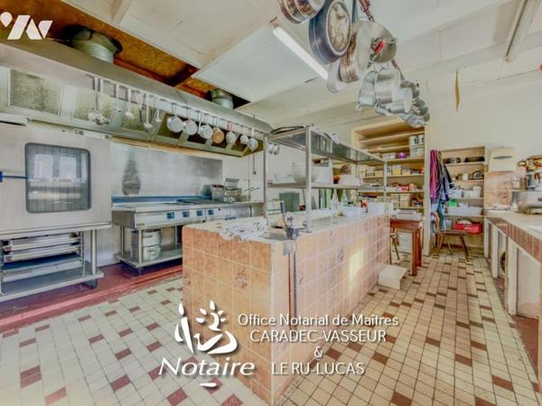 Commana - Ensemble immobilier à rénover comprenant ancien hôtel-restaurant et maison indépendante