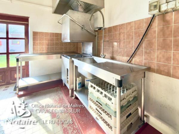 Commana - Ensemble immobilier à rénover comprenant ancien hôtel-restaurant et maison indépendante