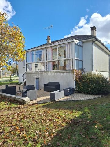 Découvrez cette ravissante maison des années 1970, idéalement située dans un cadre paisible. Offrant 109 m² de confort moderne, elle propose un espace de vie chaleureux et lumineux. Avec ses 4 pièces spacieuses, profitez de moments de détente inégalés. 

Résolument fonctionnelle, la maison dispose d'un séjour accueillant, d'une cuisine pratique, et d'une cave pour vos rangements. Son balcon et sa terrasse promettent des instants de calme en plein air. Deux emplacements de parking complètent cet ensemble pour votre confort quotidien.

Le quartier, bien desservi par les transports en commun, est à proximité des commerces et des écoles, pour un quotidien facilité et serein. 

En somme, une opportunité unique pour confort et praticité ! Contactez SAMUEL GALISSON pour plus de détails.