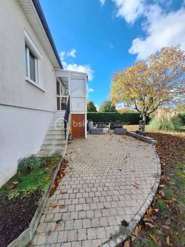 Découvrez cette ravissante maison des années 1970, idéalement située dans un cadre paisible. Offrant 109 m² de confort moderne, elle propose un espace de vie chaleureux et lumineux. Avec ses 4 pièces spacieuses, profitez de moments de détente inégalés. 

Résolument fonctionnelle, la maison dispose d'un séjour accueillant, d'une cuisine pratique, et d'une cave pour vos rangements. Son balcon et sa terrasse promettent des instants de calme en plein air. Deux emplacements de parking complètent cet ensemble pour votre confort quotidien.

Le quartier, bien desservi par les transports en commun, est à proximité des commerces et des écoles, pour un quotidien facilité et serein. 

En somme, une opportunité unique pour confort et praticité ! Contactez SAMUEL GALISSON pour plus de détails.