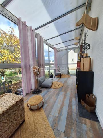 Découvrez cette ravissante maison des années 1970, idéalement située dans un cadre paisible. Offrant 109 m² de confort moderne, elle propose un espace de vie chaleureux et lumineux. Avec ses 4 pièces spacieuses, profitez de moments de détente inégalés. 

Résolument fonctionnelle, la maison dispose d'un séjour accueillant, d'une cuisine pratique, et d'une cave pour vos rangements. Son balcon et sa terrasse promettent des instants de calme en plein air. Deux emplacements de parking complètent cet ensemble pour votre confort quotidien.

Le quartier, bien desservi par les transports en commun, est à proximité des commerces et des écoles, pour un quotidien facilité et serein. 

En somme, une opportunité unique pour confort et praticité ! Contactez SAMUEL GALISSON pour plus de détails.