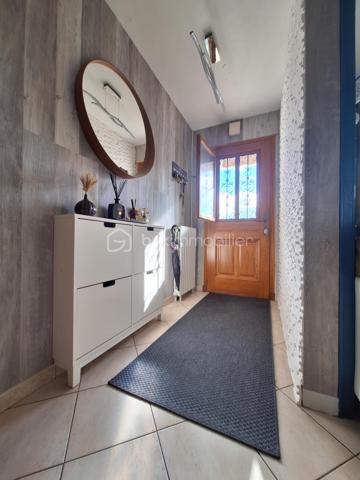 Découvrez cette ravissante maison des années 1970, idéalement située dans un cadre paisible. Offrant 109 m² de confort moderne, elle propose un espace de vie chaleureux et lumineux. Avec ses 4 pièces spacieuses, profitez de moments de détente inégalés. 

Résolument fonctionnelle, la maison dispose d'un séjour accueillant, d'une cuisine pratique, et d'une cave pour vos rangements. Son balcon et sa terrasse promettent des instants de calme en plein air. Deux emplacements de parking complètent cet ensemble pour votre confort quotidien.

Le quartier, bien desservi par les transports en commun, est à proximité des commerces et des écoles, pour un quotidien facilité et serein. 

En somme, une opportunité unique pour confort et praticité ! Contactez SAMUEL GALISSON pour plus de détails.