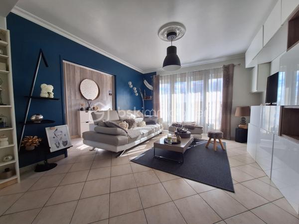 Découvrez cette ravissante maison des années 1970, idéalement située dans un cadre paisible. Offrant 109 m² de confort moderne, elle propose un espace de vie chaleureux et lumineux. Avec ses 4 pièces spacieuses, profitez de moments de détente inégalés. 

Résolument fonctionnelle, la maison dispose d'un séjour accueillant, d'une cuisine pratique, et d'une cave pour vos rangements. Son balcon et sa terrasse promettent des instants de calme en plein air. Deux emplacements de parking complètent cet ensemble pour votre confort quotidien.

Le quartier, bien desservi par les transports en commun, est à proximité des commerces et des écoles, pour un quotidien facilité et serein. 

En somme, une opportunité unique pour confort et praticité ! Contactez SAMUEL GALISSON pour plus de détails.