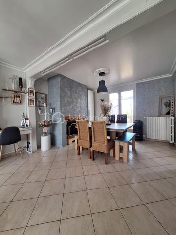 Découvrez cette ravissante maison des années 1970, idéalement située dans un cadre paisible. Offrant 109 m² de confort moderne, elle propose un espace de vie chaleureux et lumineux. Avec ses 4 pièces spacieuses, profitez de moments de détente inégalés. 

Résolument fonctionnelle, la maison dispose d'un séjour accueillant, d'une cuisine pratique, et d'une cave pour vos rangements. Son balcon et sa terrasse promettent des instants de calme en plein air. Deux emplacements de parking complètent cet ensemble pour votre confort quotidien.

Le quartier, bien desservi par les transports en commun, est à proximité des commerces et des écoles, pour un quotidien facilité et serein. 

En somme, une opportunité unique pour confort et praticité ! Contactez SAMUEL GALISSON pour plus de détails.