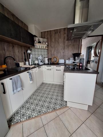 Découvrez cette ravissante maison des années 1970, idéalement située dans un cadre paisible. Offrant 109 m² de confort moderne, elle propose un espace de vie chaleureux et lumineux. Avec ses 4 pièces spacieuses, profitez de moments de détente inégalés. 

Résolument fonctionnelle, la maison dispose d'un séjour accueillant, d'une cuisine pratique, et d'une cave pour vos rangements. Son balcon et sa terrasse promettent des instants de calme en plein air. Deux emplacements de parking complètent cet ensemble pour votre confort quotidien.

Le quartier, bien desservi par les transports en commun, est à proximité des commerces et des écoles, pour un quotidien facilité et serein. 

En somme, une opportunité unique pour confort et praticité ! Contactez SAMUEL GALISSON pour plus de détails.