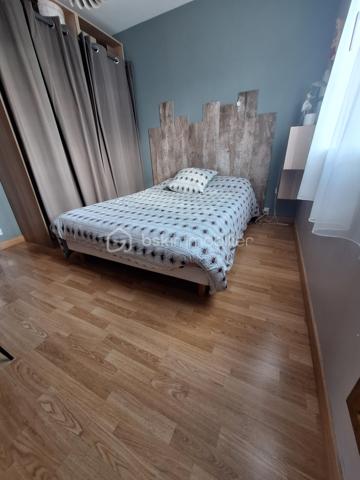 Découvrez cette ravissante maison des années 1970, idéalement située dans un cadre paisible. Offrant 109 m² de confort moderne, elle propose un espace de vie chaleureux et lumineux. Avec ses 4 pièces spacieuses, profitez de moments de détente inégalés. 

Résolument fonctionnelle, la maison dispose d'un séjour accueillant, d'une cuisine pratique, et d'une cave pour vos rangements. Son balcon et sa terrasse promettent des instants de calme en plein air. Deux emplacements de parking complètent cet ensemble pour votre confort quotidien.

Le quartier, bien desservi par les transports en commun, est à proximité des commerces et des écoles, pour un quotidien facilité et serein. 

En somme, une opportunité unique pour confort et praticité ! Contactez SAMUEL GALISSON pour plus de détails.