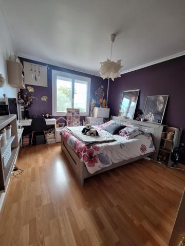 Découvrez cette ravissante maison des années 1970, idéalement située dans un cadre paisible. Offrant 109 m² de confort moderne, elle propose un espace de vie chaleureux et lumineux. Avec ses 4 pièces spacieuses, profitez de moments de détente inégalés. 

Résolument fonctionnelle, la maison dispose d'un séjour accueillant, d'une cuisine pratique, et d'une cave pour vos rangements. Son balcon et sa terrasse promettent des instants de calme en plein air. Deux emplacements de parking complètent cet ensemble pour votre confort quotidien.

Le quartier, bien desservi par les transports en commun, est à proximité des commerces et des écoles, pour un quotidien facilité et serein. 

En somme, une opportunité unique pour confort et praticité ! Contactez SAMUEL GALISSON pour plus de détails.